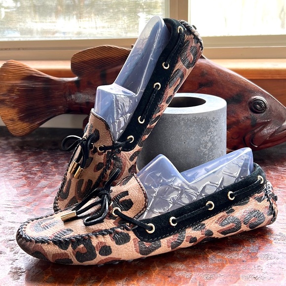 Louis Vuitton Leopard Print Leather and Black Suede Trim Gloria Loafers 👞 - Picture 11 of 16